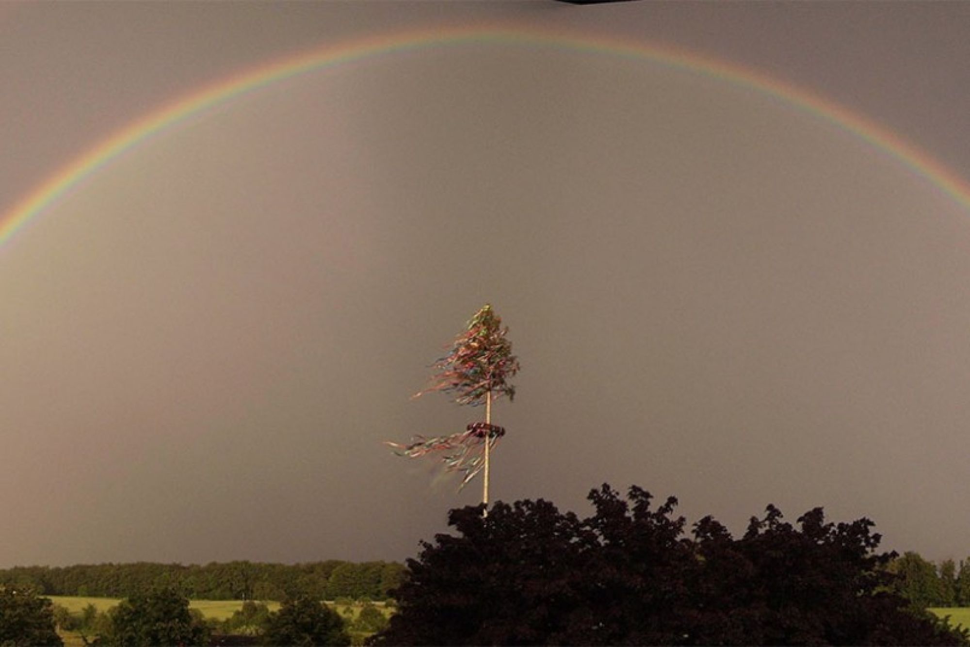 Regenbogen über dem Maibaum in Oberneudorf Regenbogen übe Maibaum Oberneudorf