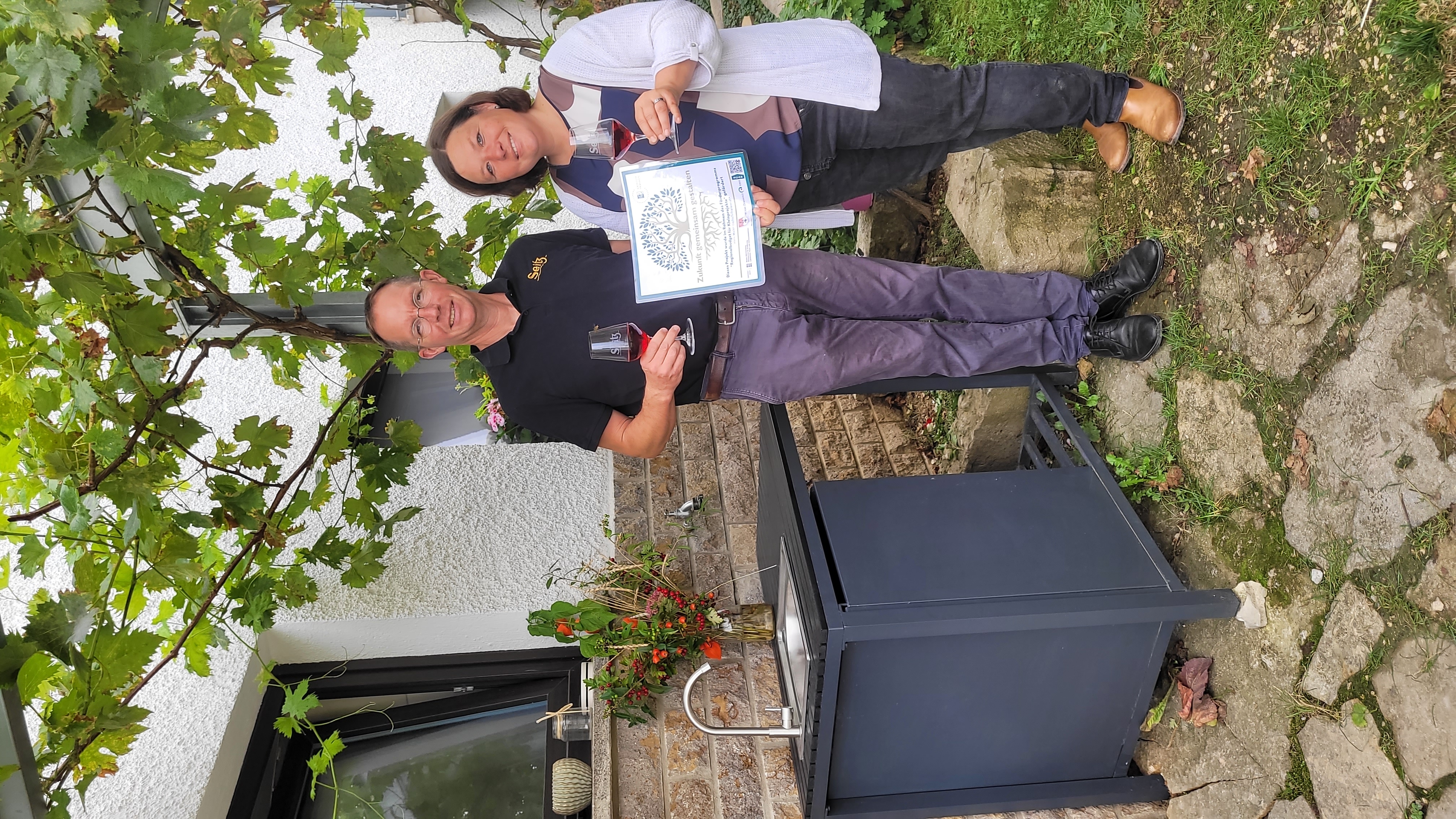 Übergabe der Regionalbudgetplakette des Projekts „(W)einkehr“ Ausbau der touristischen Infrastruktur des Weingut Öko Seitz Übergabe der Regionalbudgetplakette des Projekts „(W)einkehr“ Ausbau der touristischen Infrastruktur des Weingut Öko Seitz