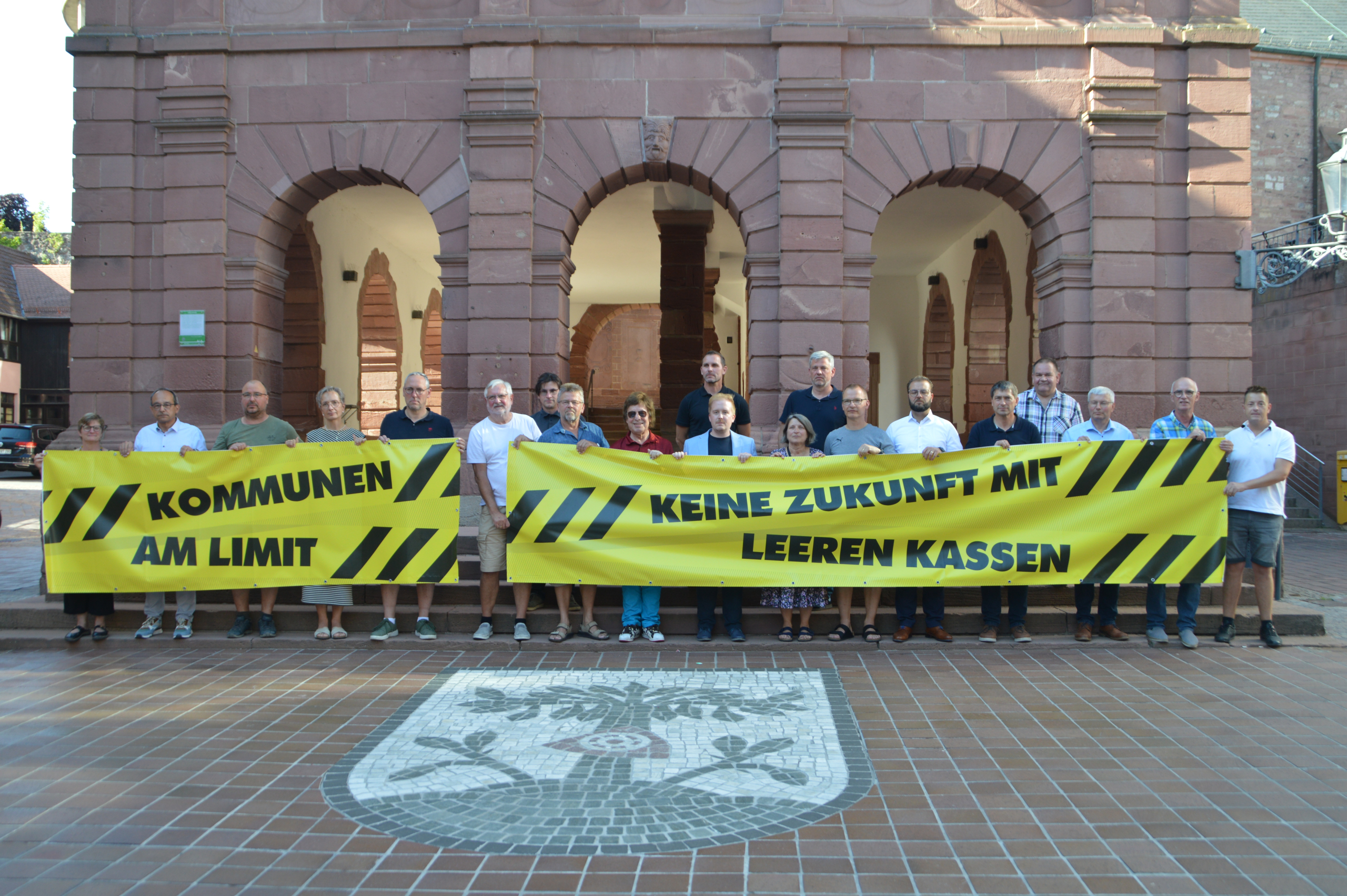 Mitglieder des Gemeinderates und der Stadtverwaltung beteiligen sich mit eindeutigen Aussagen am heutigen Aktionstag &bdquo;Kommunen am Limit&ldquo;, 